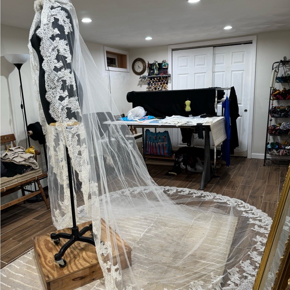 Cathedral Wedding Veil 👰🏾‍♀️💒 - Picture 8 of 11